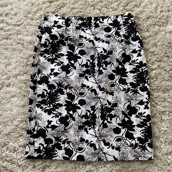 Floral skirt - Picture 3 of 4